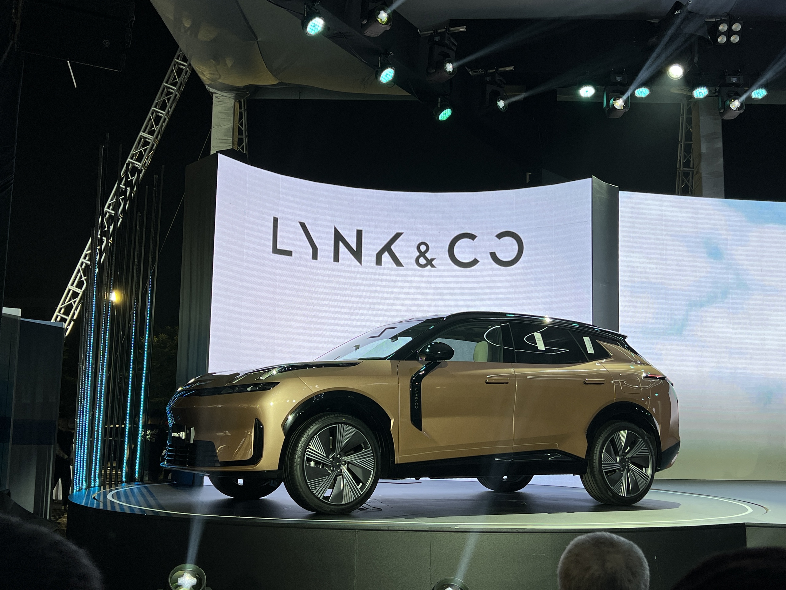 Cận cảnh Lynk & Co 08 chốt giá 1,299 tỷ đồng, chạy thuần điện đến 200 km - Ảnh 1.