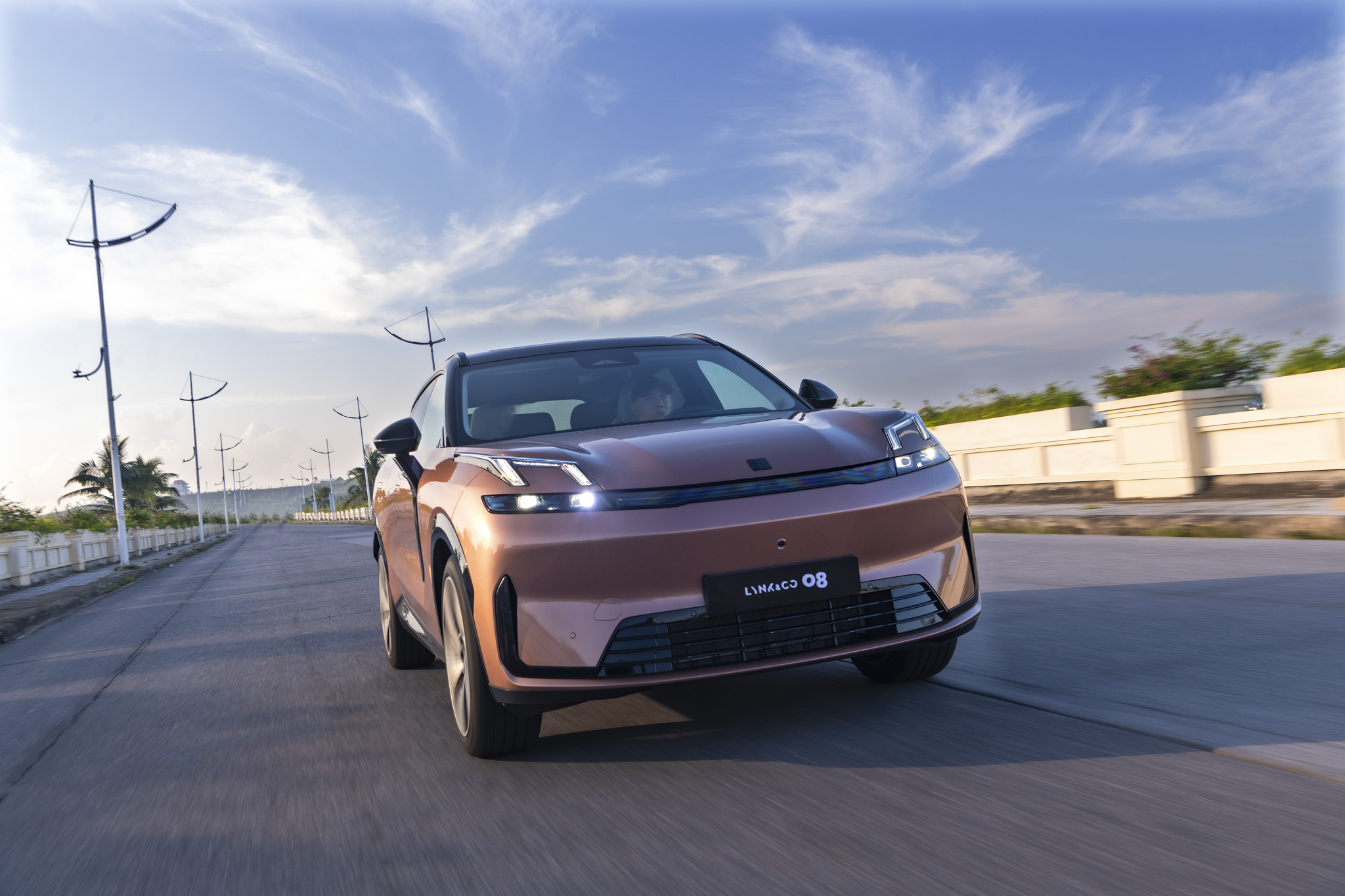 Cận cảnh Lynk & Co 08 chốt giá 1,299 tỷ đồng, chạy thuần điện đến 200 km - Ảnh 2.