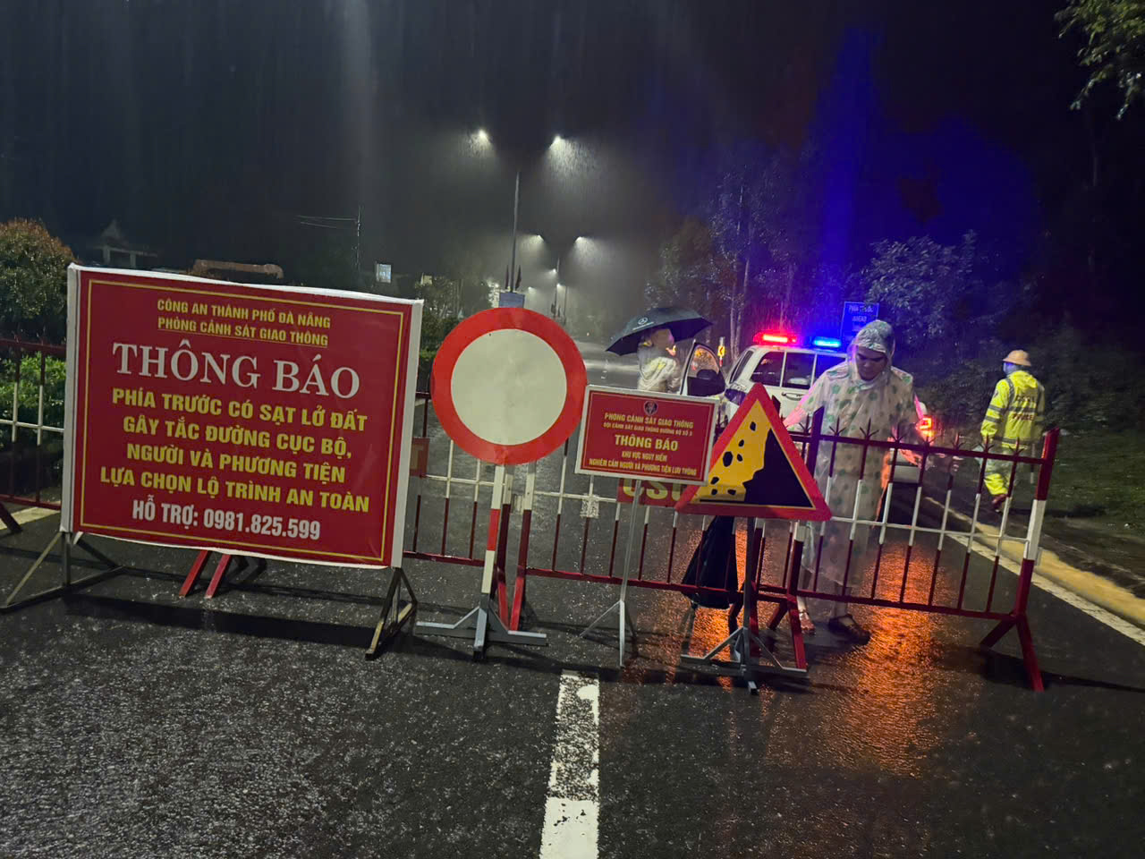 Sạt lở gây tắc tuyến đường đèo Lò Xo: CSGT Đà Nẵng bám tuyến, đảm bảo ATGT- Ảnh 1.