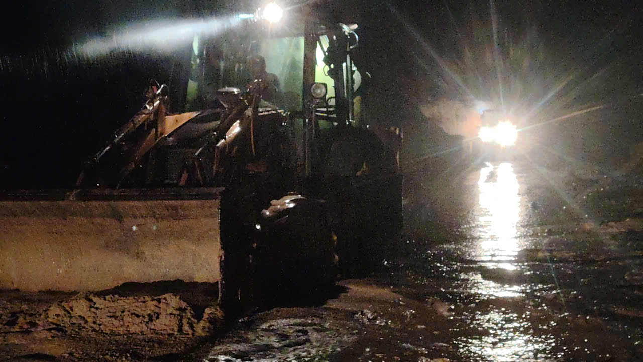 Dầm mưa, xuyên ngày đêm khắc phục sạt lở thông đường Hồ Chí Minh qua đèo Lò Xo - Ảnh 1.