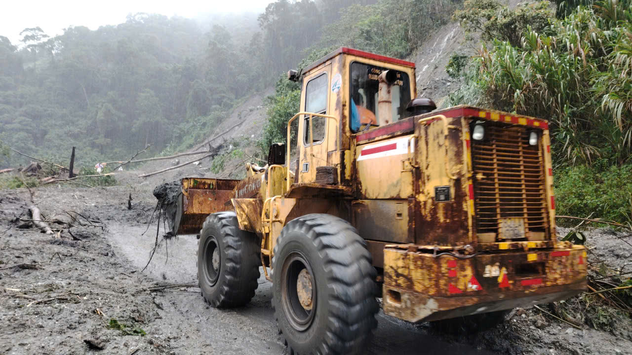 Video khắc phục sạt lở, thông tuyến đường Hồ Chí Minh qua đèo Lò Xo- Ảnh 1.