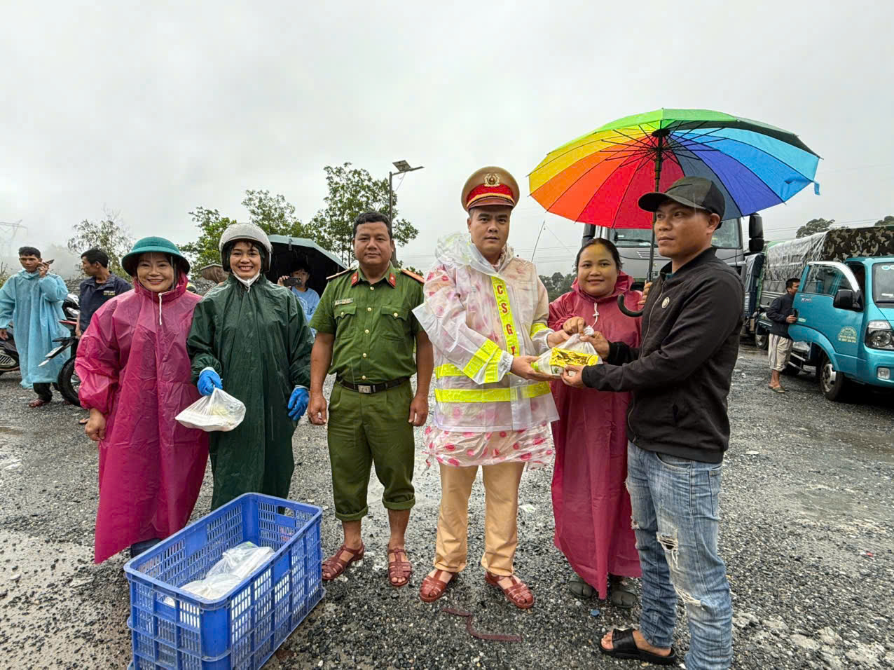 CSGT Đà Nẵng cắt rừng, lội bộ mang cơm 