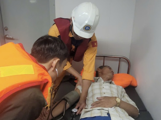 Cứu thành công ngư dân Quảng Ngãi trên vùng biển cách bờ trên 200 hải lý- Ảnh 3.