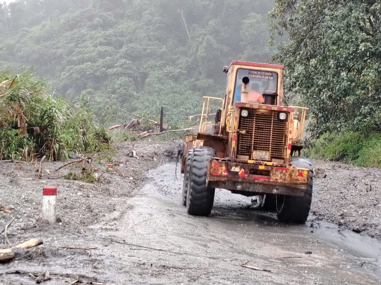 Khắc phục sạt lở tuyến đường đèo Lò Xo: Dốc toàn lực 