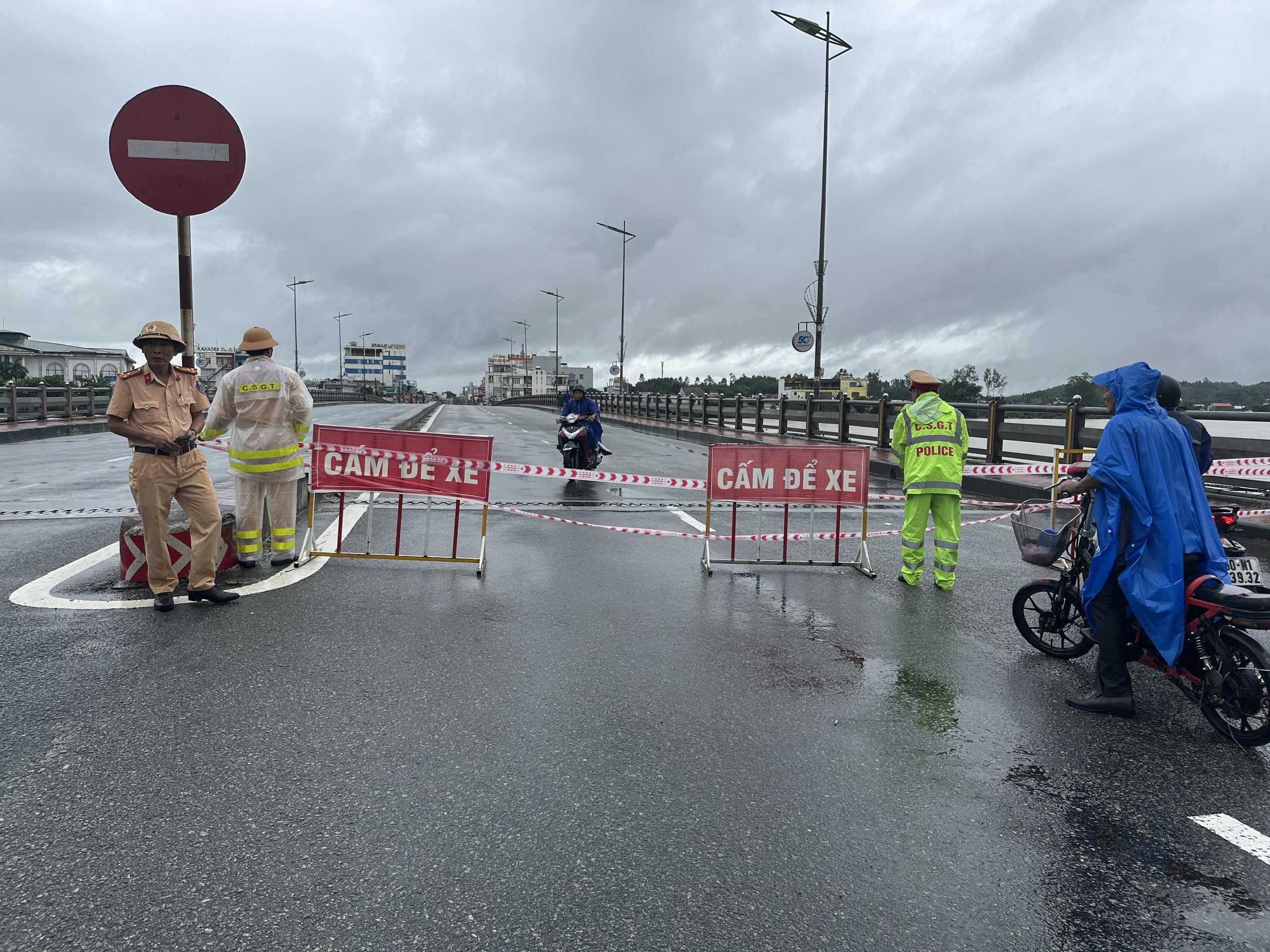 Quảng Ngãi: Nước lũ chạm dầm cầu Châu Ổ trên QL1, nguy cơ mất an toàn công trình - Ảnh 1.