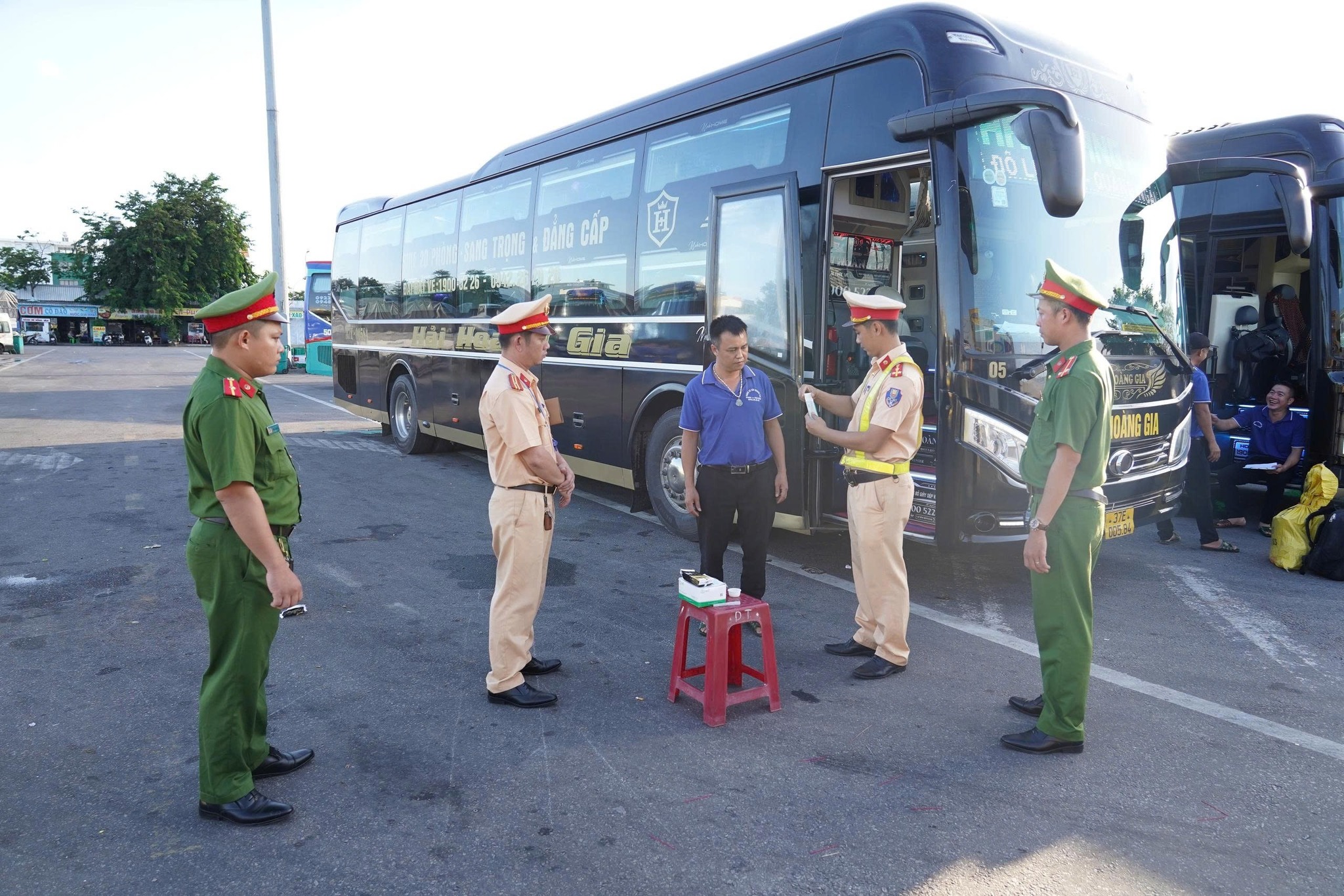 Quảng Ngãi: Kiểm tra nồng độ cồn, ma tuý tài xế xe khách trước khi xuất bến - Ảnh 1.