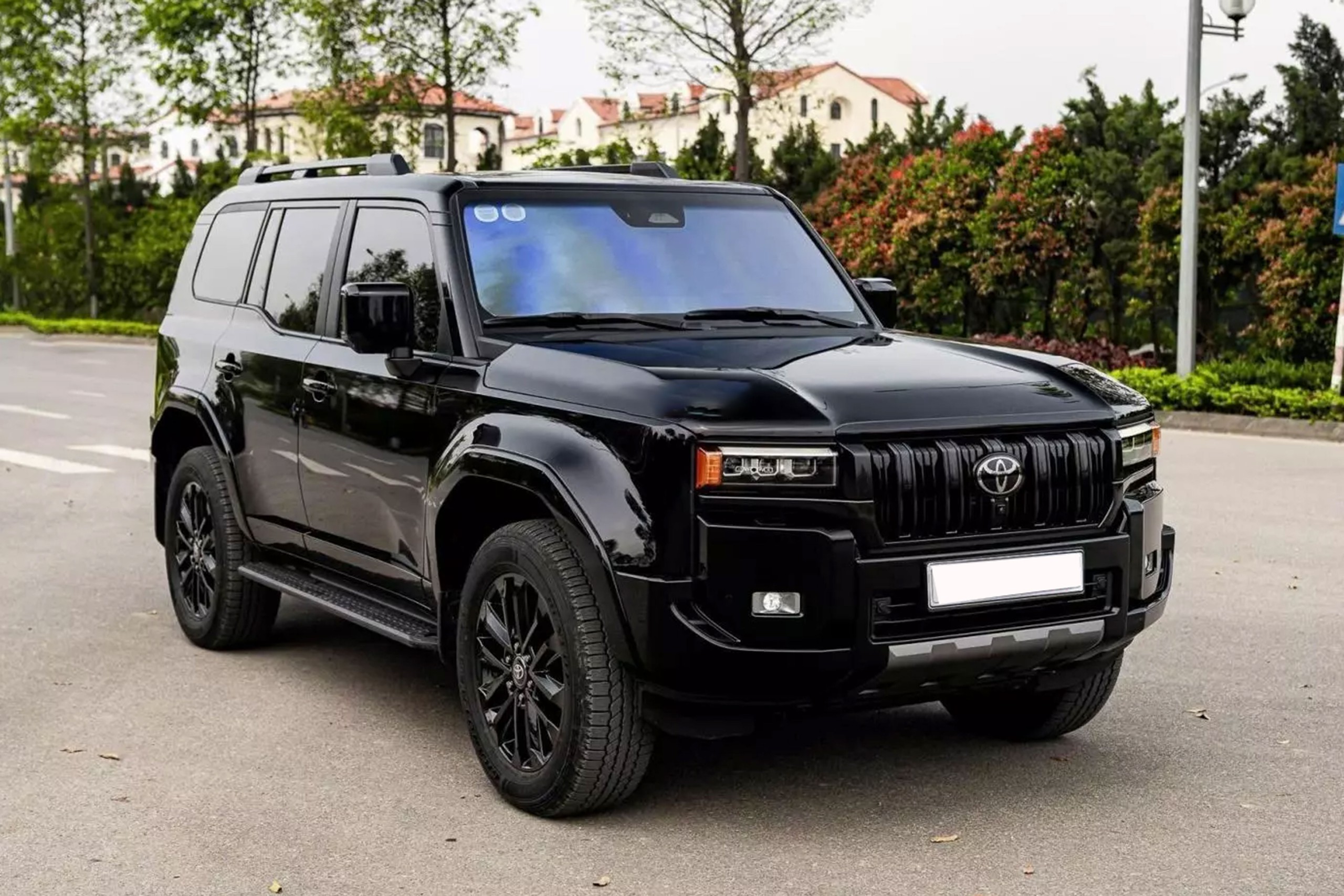 Toyota Land Cruiser Prado 2025 lăn bánh 2.000 km, người dùng mất cả tỷ đồng - Ảnh 1.