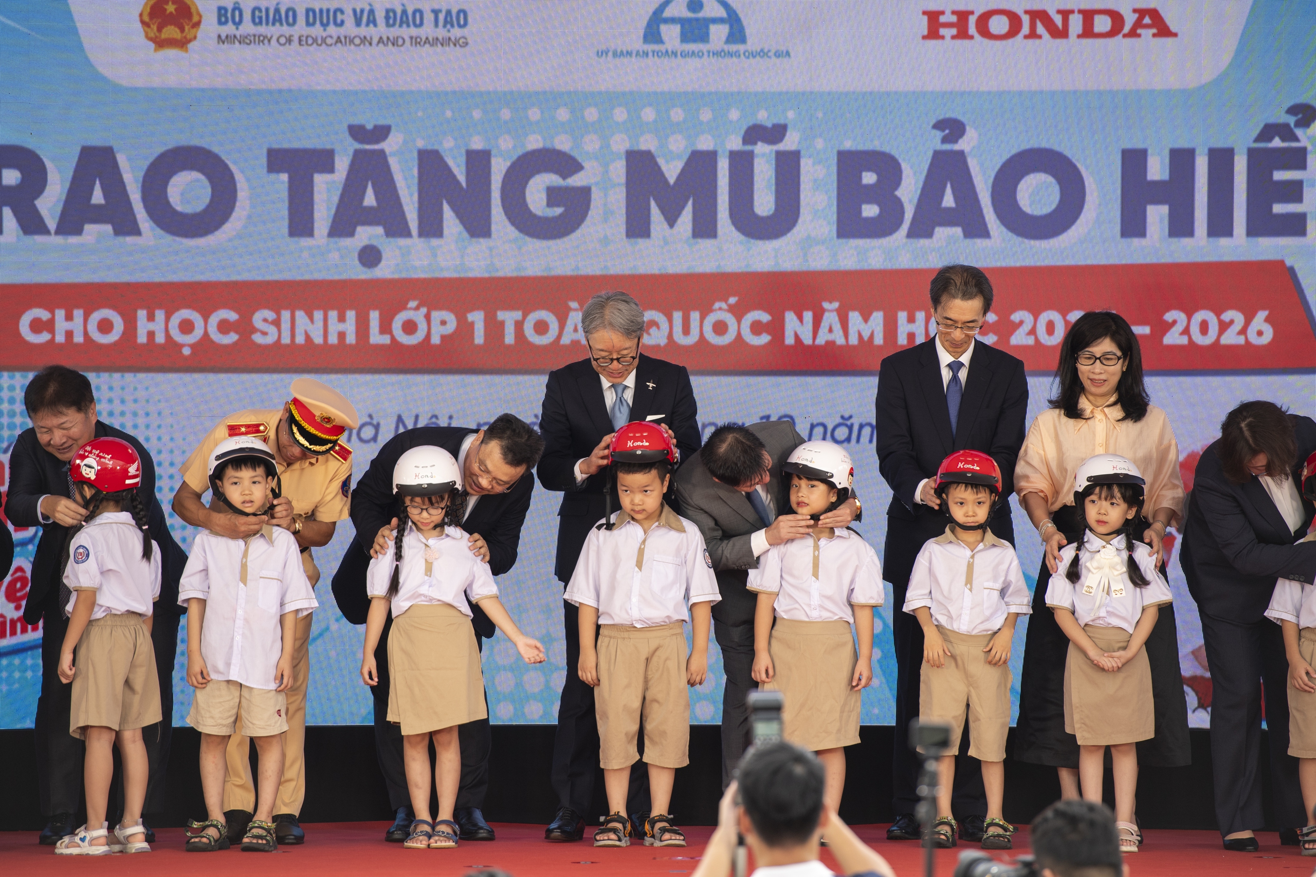 Honda Việt Nam tặng mũ bảo hiểm cho 1,8 triệu học sinh lớp 1 trên cả nước - Ảnh 1.