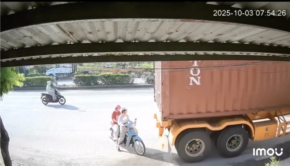 Từ vụ xe máy dừng sau container bị cuốn vào gầm, bài học đắt giá cho người đi xe máy - Ảnh 1.