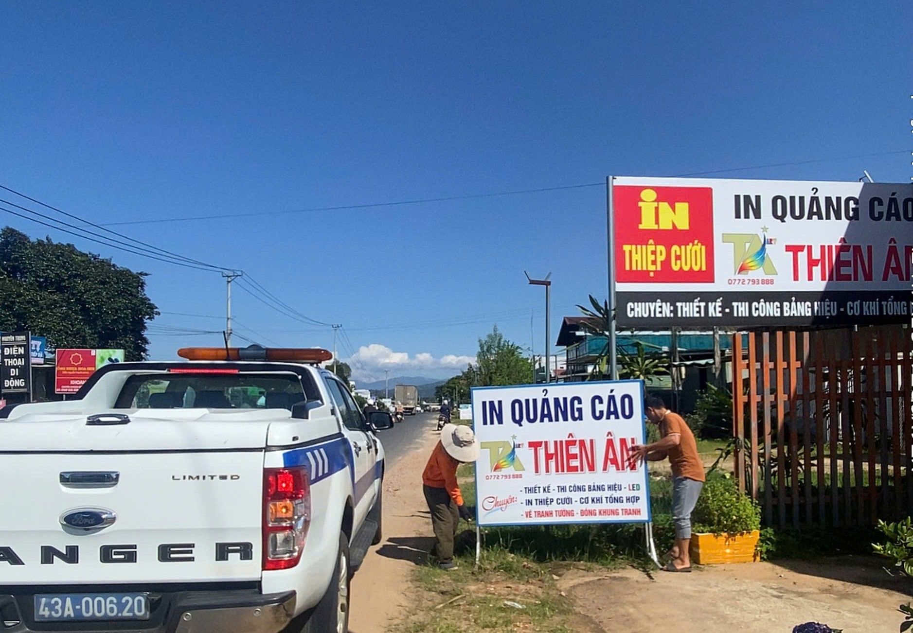 Hợp sức giải toả hành lang ATGT trên tuyến đường Hồ Chí Minh - Ảnh 1.