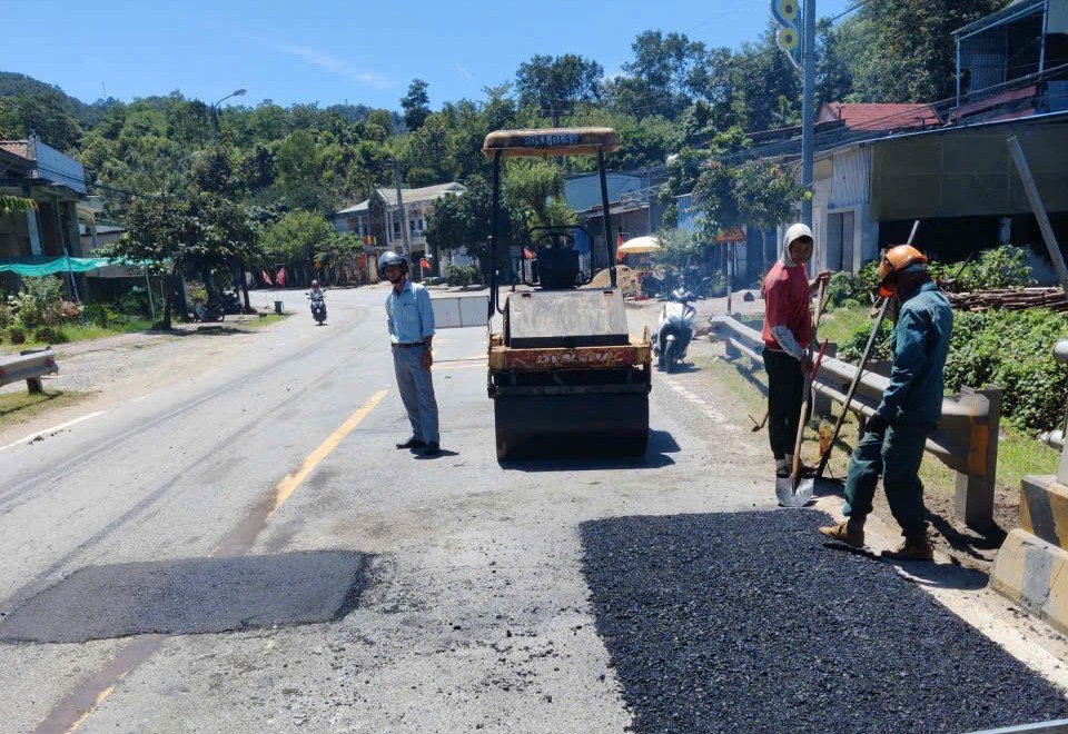 Khắc phục, sửa chữa mặt đường Hồ Chí Minh qua đèo Lò Xo - Ảnh 1.