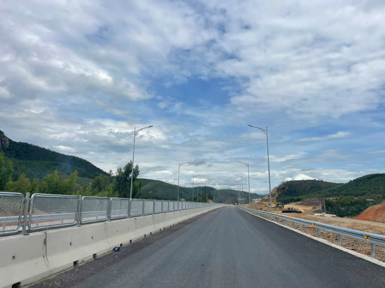 Đua tiến độ về đích sớm dự án cao tốc đoạn Chí Thạnh - Vân Phong - Ảnh 1.