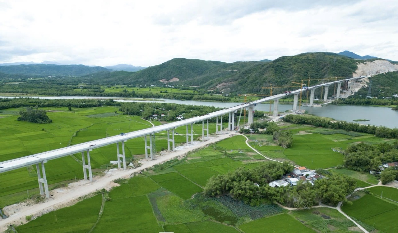 Đua tiến độ về đích sớm dự án cao tốc đoạn Chí Thạnh - Vân Phong - Ảnh 2.