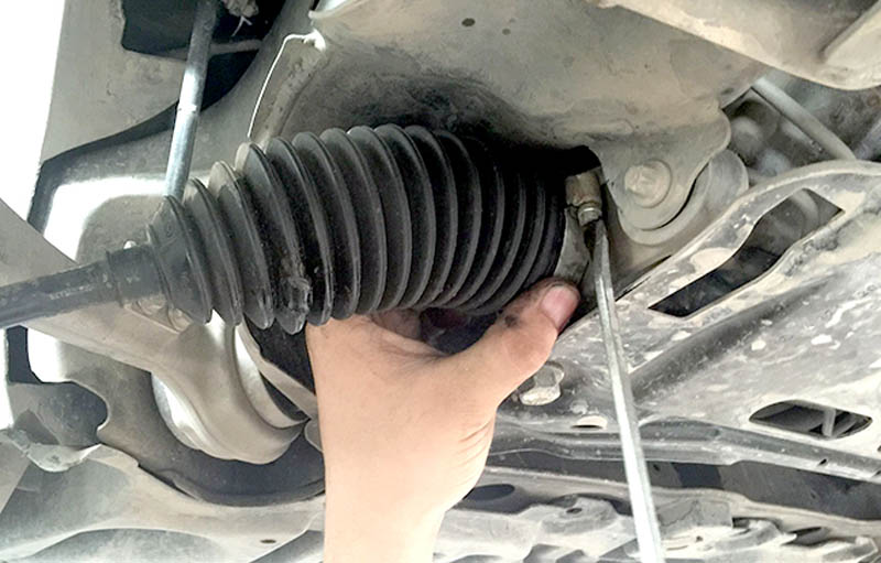 Ô tô lội nước dễ hỏng hệ thống lái - Ảnh 1.