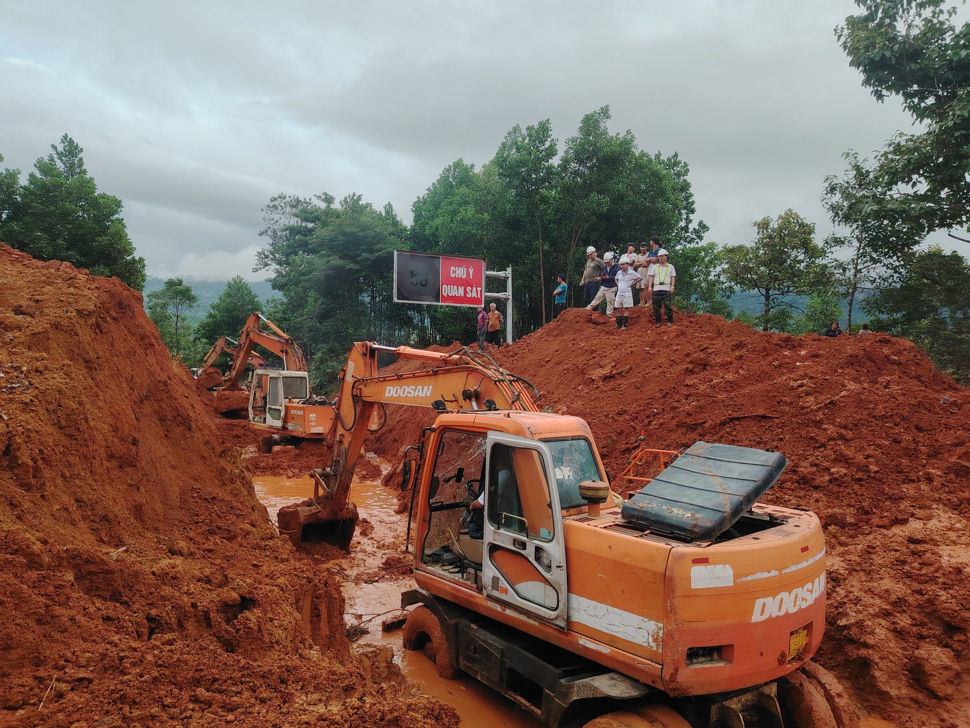 Khuyến cáo không đi đường Hồ Chí Minh, La Sơn - Hoà Liên do nguy cơ sạt lở cao - Ảnh 1.