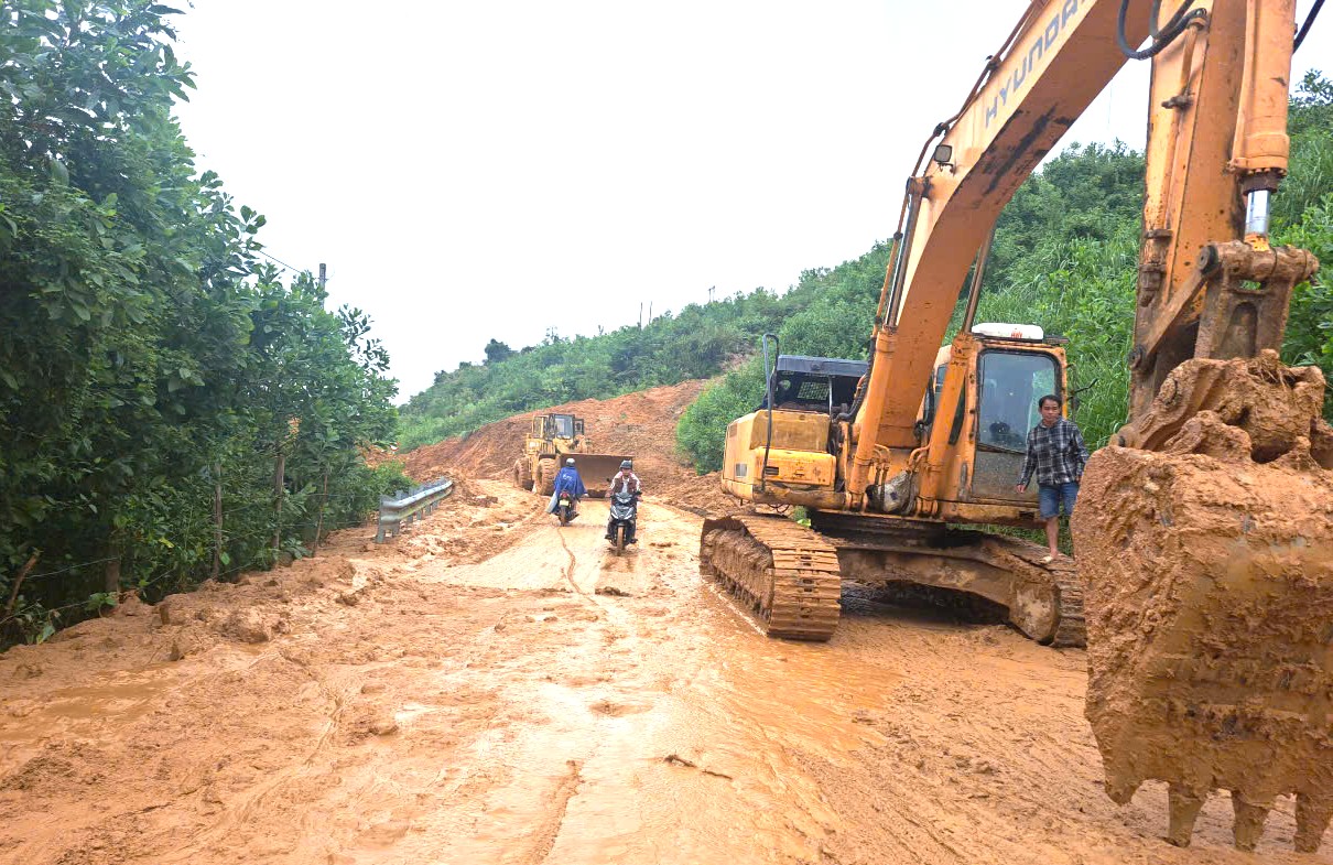 Xuất hiện nhiều điểm sạt lở mới trên tuyến Trường Sơn Đông nối Đà Nẵng và Quảng Ngãi - Ảnh 2.