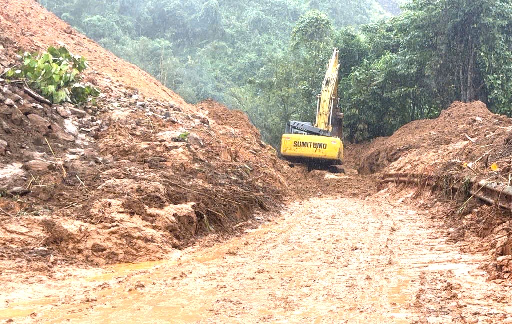 Xuất hiện nhiều điểm sạt lở mới trên tuyến Trường Sơn Đông nối Đà Nẵng và Quảng Ngãi - Ảnh 1.