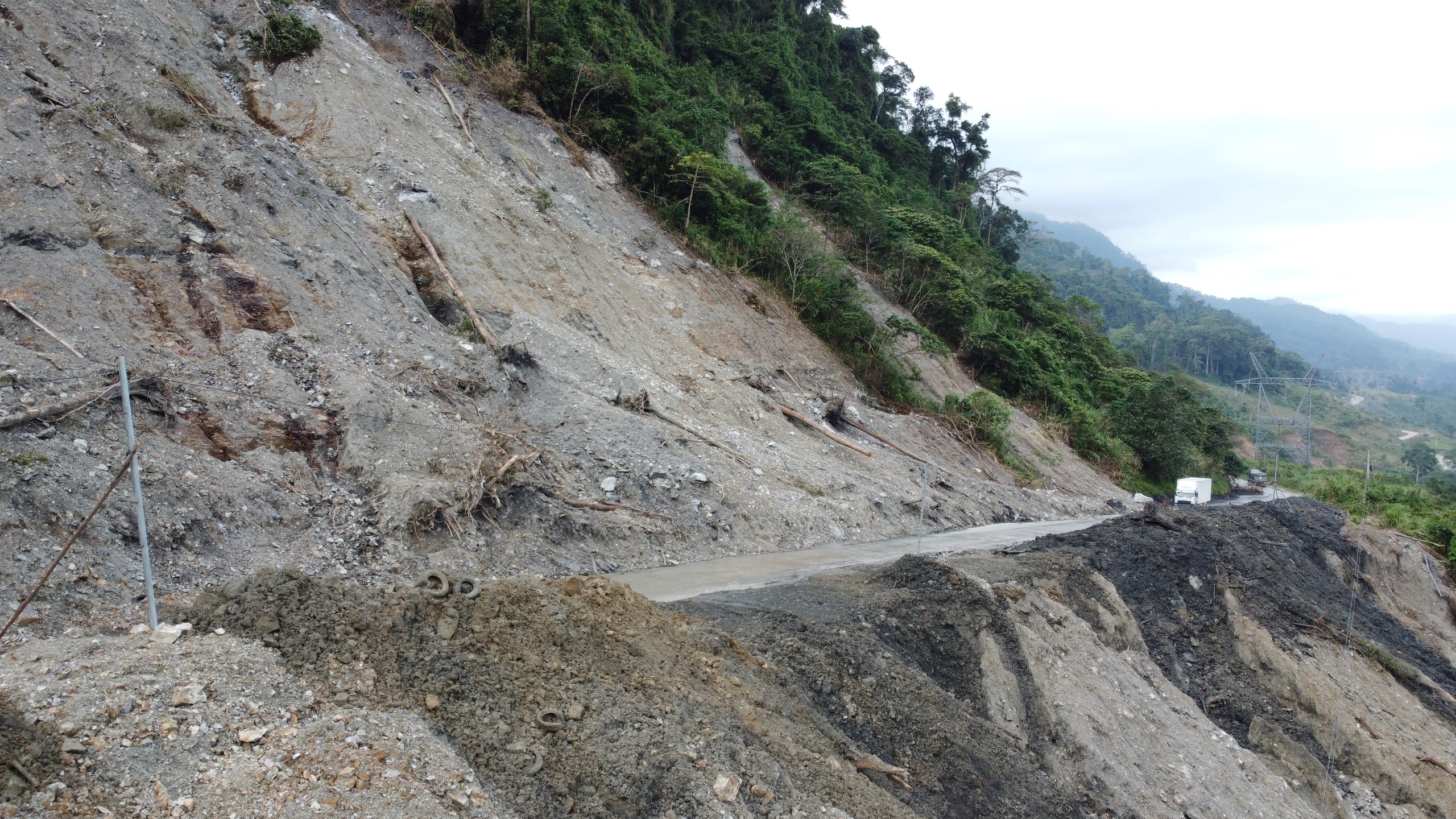 Video toàn cảnh sạt lở trên tuyến đường Hồ Chí Minh, Trường Sơn Đông qua TP Đà Nẵng - Ảnh 1.
