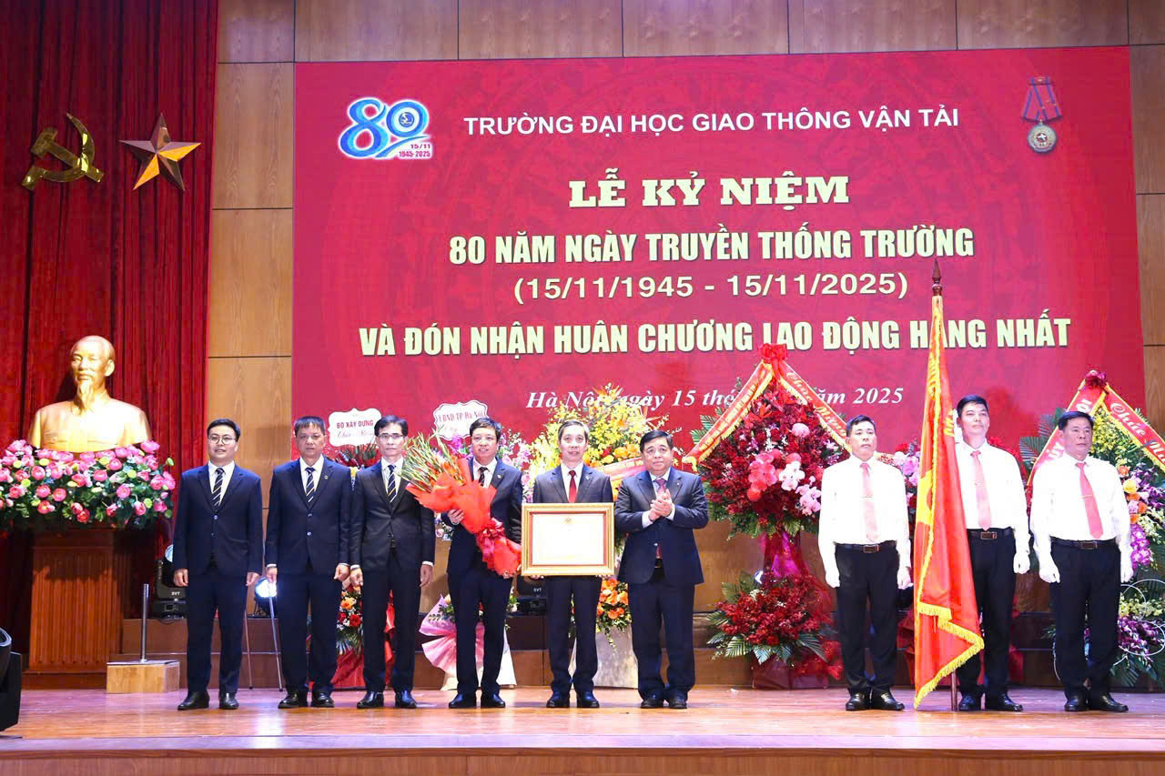 Trường Đại học GTVT đón nhận Huân chương Lao động hạng Nhất
