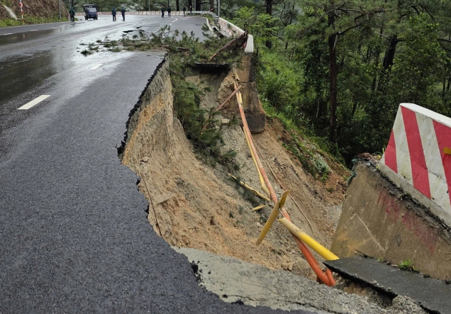Đèo Prenn bị sạt lở, Lâm Đồng cấm phương tiện lưu thông qua đèo- Ảnh 2.