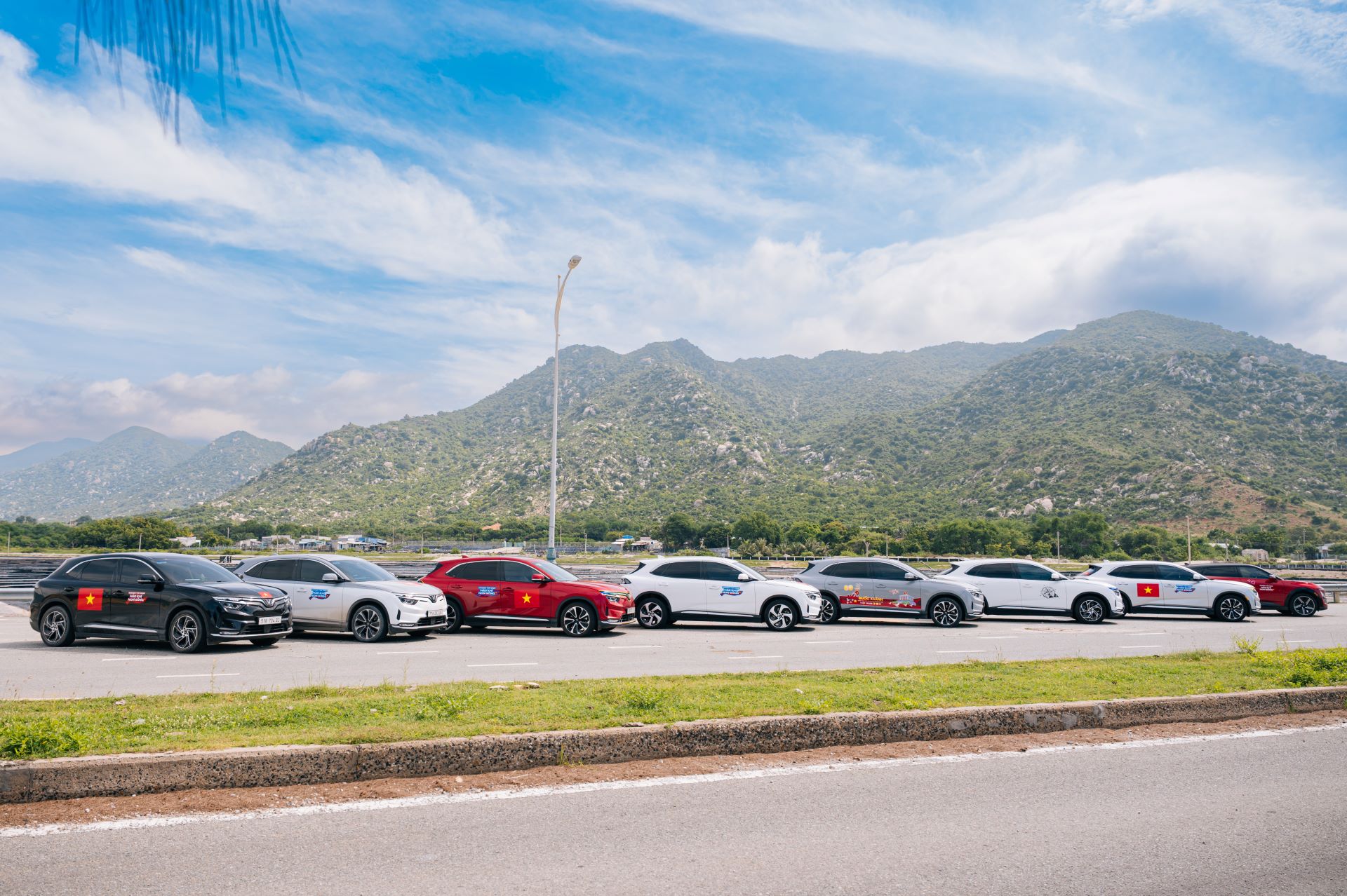 Khách hàng Việt mạnh tay chốt VinFast VF 8: Mạnh mẽ, công nghệ đỉnh, giá siêu hấp dẫn với loạt ưu đãi khủng - Ảnh 2.