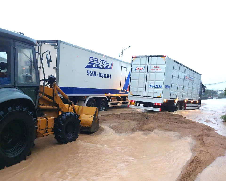 Gia Lai, Đắk Lắk: Tuyến QL1 ngập lụt, sạt lở gây ách tắc giao thông - Ảnh 2.