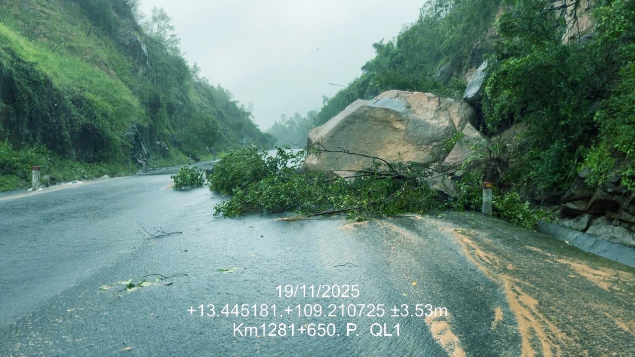 Gia Lai, Đắk Lắk: Tuyến QL1 ngập lụt, sạt lở gây ách tắc giao thông - Ảnh 1.