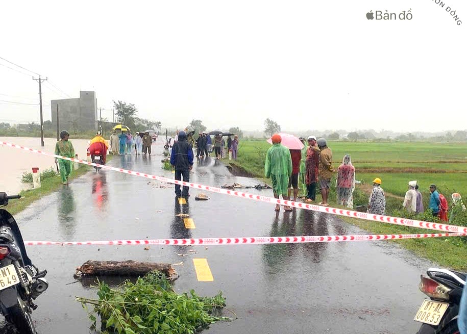 Video: Xói lở cống đứt 1/2 mặt đường Trường Sơn Đông ở Gia Lai, tạm thời đóng đường - Ảnh 1.