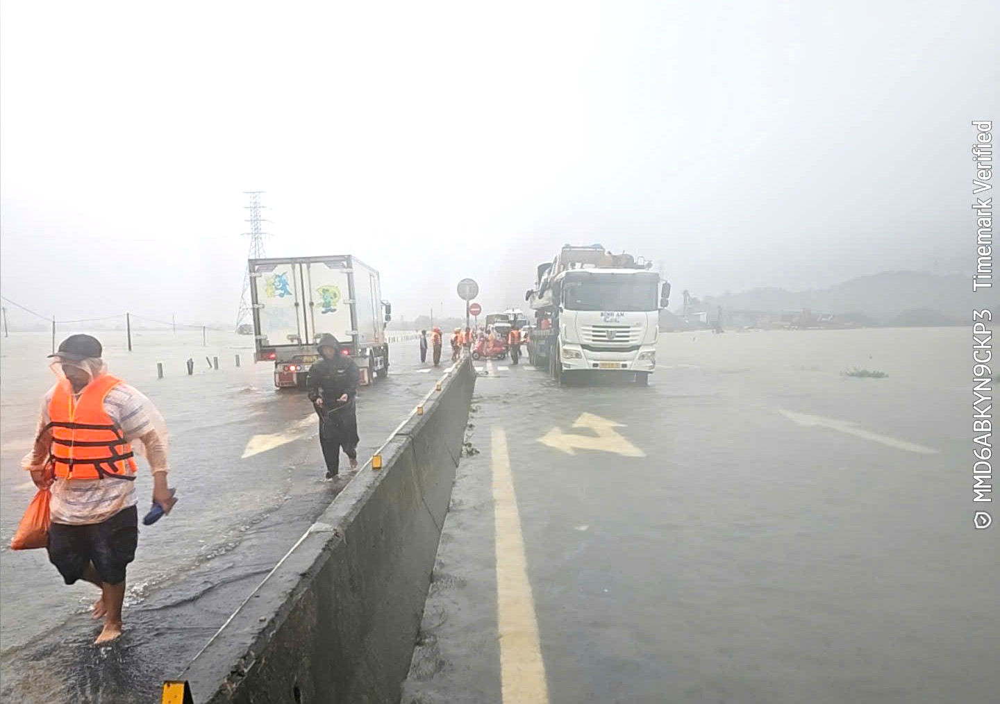 Mưa lũ, sạt lở lịch sử ở Nam Trung bộ: Canh đường, đảm bảo giao thông, phục vụ cứu hộ cứu nạn - Ảnh 3.