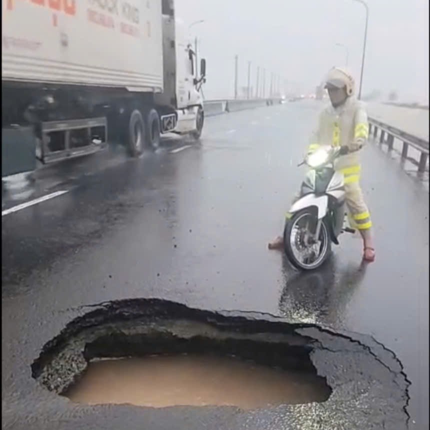 Video: Xuất hiện hố sụt lớn trên QL1 qua Đắk Lắk, đóng đường để đảm bảo an toàn- Ảnh 1.