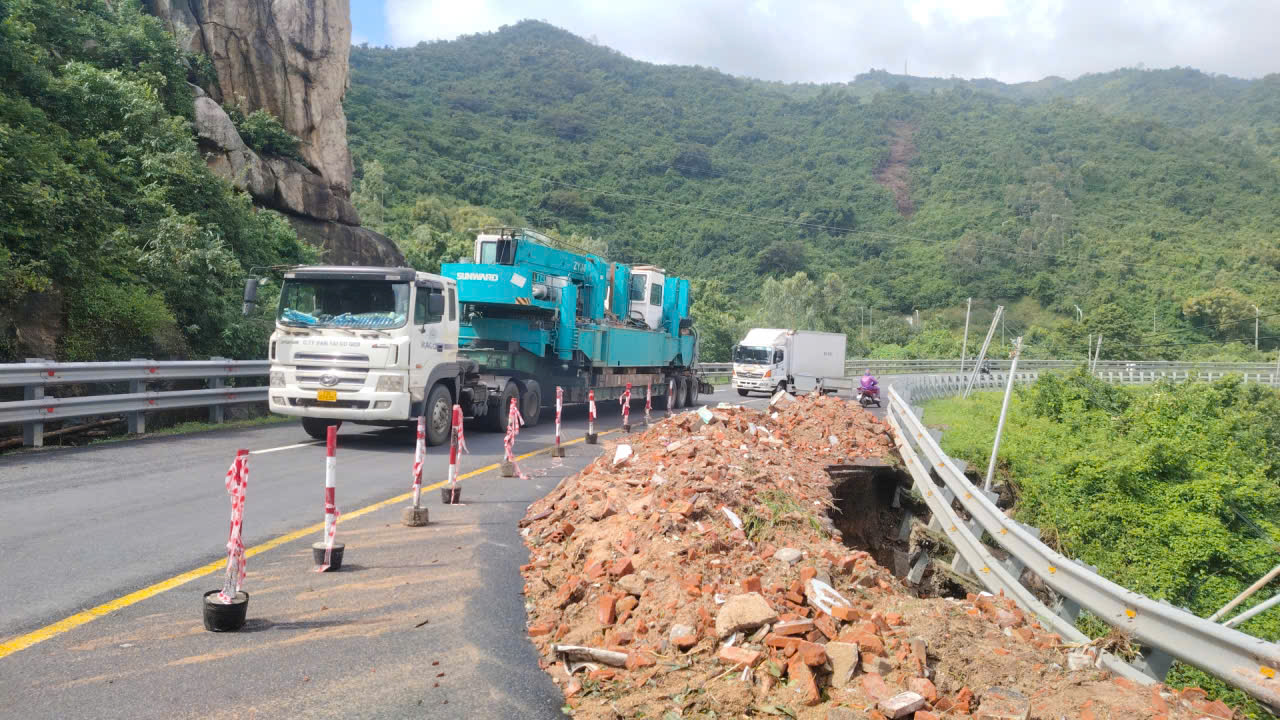 Video cận cảnh sạt lở taluy âm khu vực đèo Cả và đèo Cổ Mã trên tuyến QL1 - Ảnh 1.