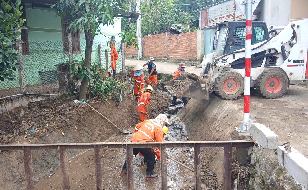 Cận cảnh khắc phục hư hỏng mặt đường, đảm bảo ATGT trên QL1, QL1D - Ảnh 1.