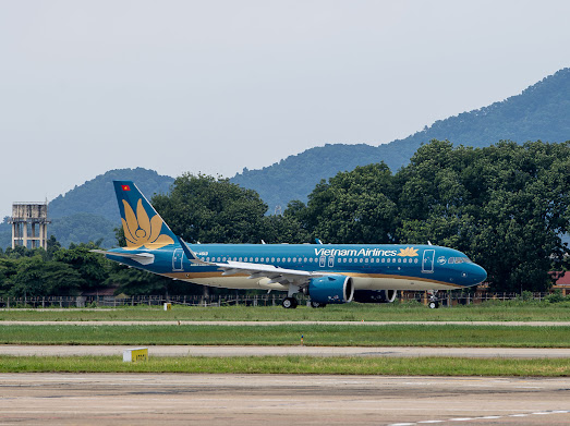 Rất nhiều chuyến bay phải thay đổi lịch khai thác do ảnh hưởng của bão số 13