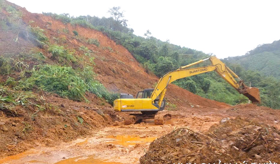 Nỗ lực khắc phục sạt lở, đảm bảo giao thông trên các tuyến đường trọng yếu- Ảnh 2. Nỗ lực khắc phục sạt lở, đảm bảo giao thông trên các tuyến đường trọng yếu- Ảnh 2.