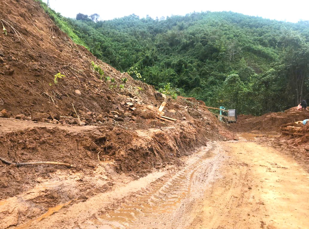 Nỗ lực khắc phục sạt lở, đảm bảo giao thông trên các tuyến đường trọng yếu- Ảnh 1. Nỗ lực khắc phục sạt lở, đảm bảo giao thông trên các tuyến đường trọng yếu- Ảnh 1.