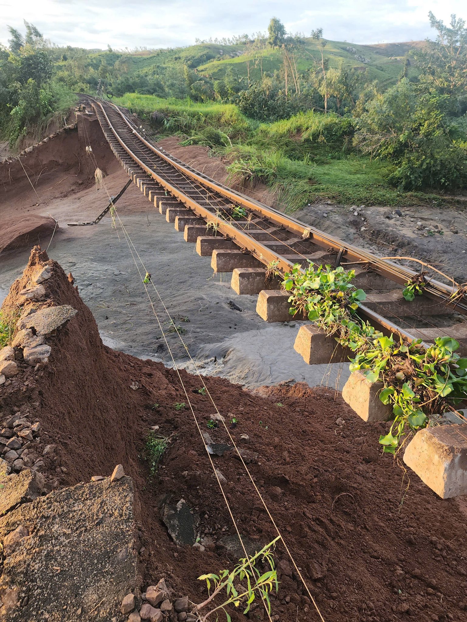 Khắc phục mưa bão số 13, đảm bảo an toàn chạy tàu trên tuyến đường sắt Bắc-Nam - Ảnh 1.
