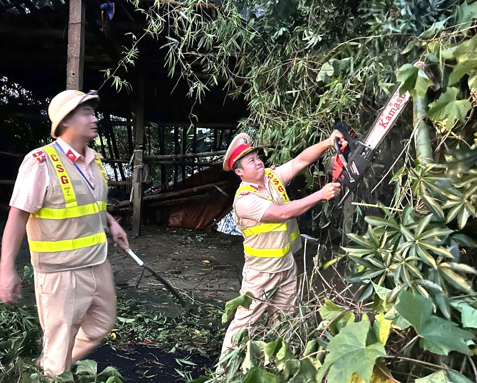 Quảng Ngãi: Hợp sức khắc phục hậu quả mưa bão, đảm bảo ATGT - Ảnh 1.