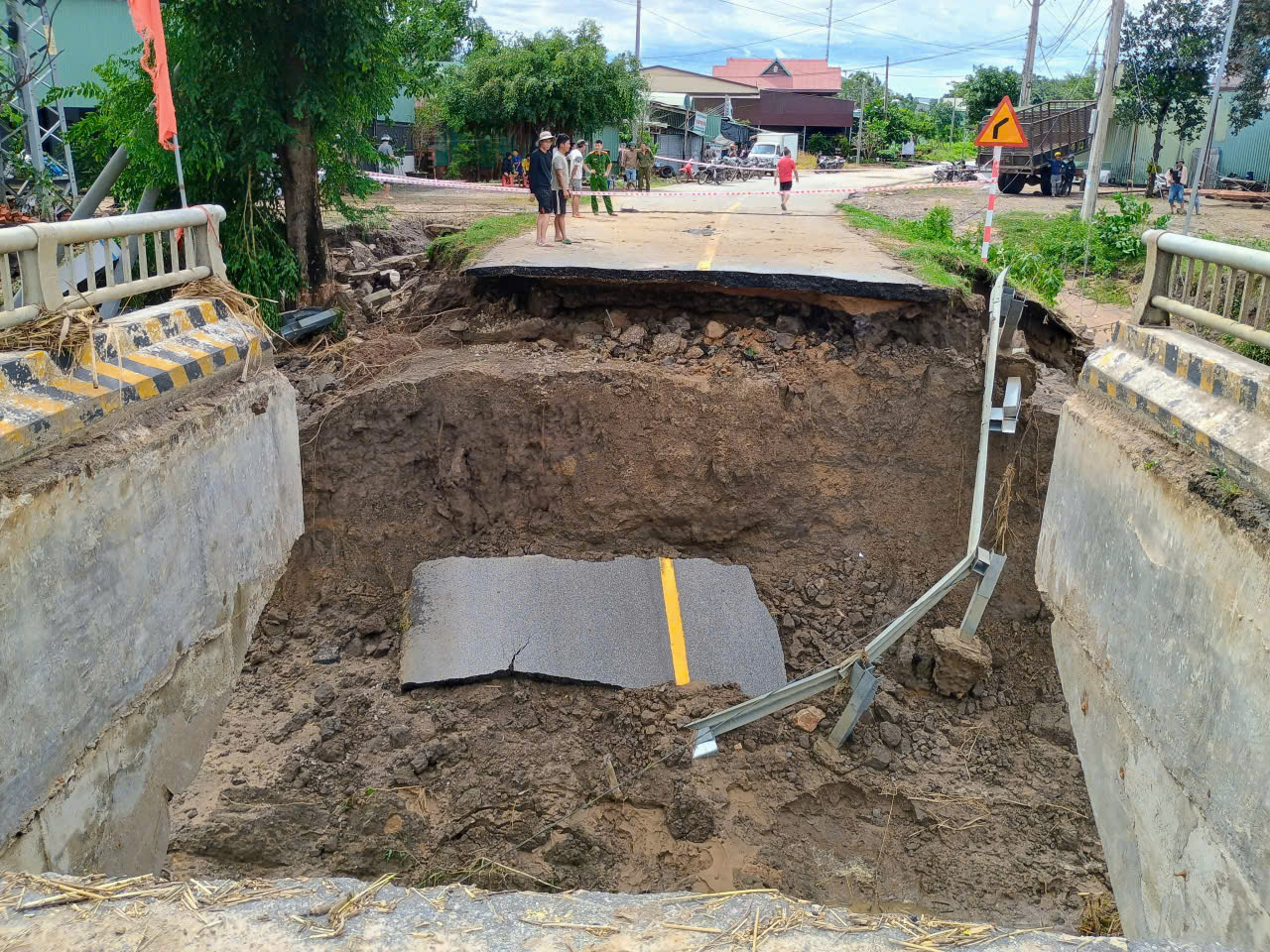 Sự cố xói lở đường đầu cầu Đắk Pờ Tó (Đắk Lắk): Quyết tâm thông xe vào sáng 8/11 - Ảnh 1.