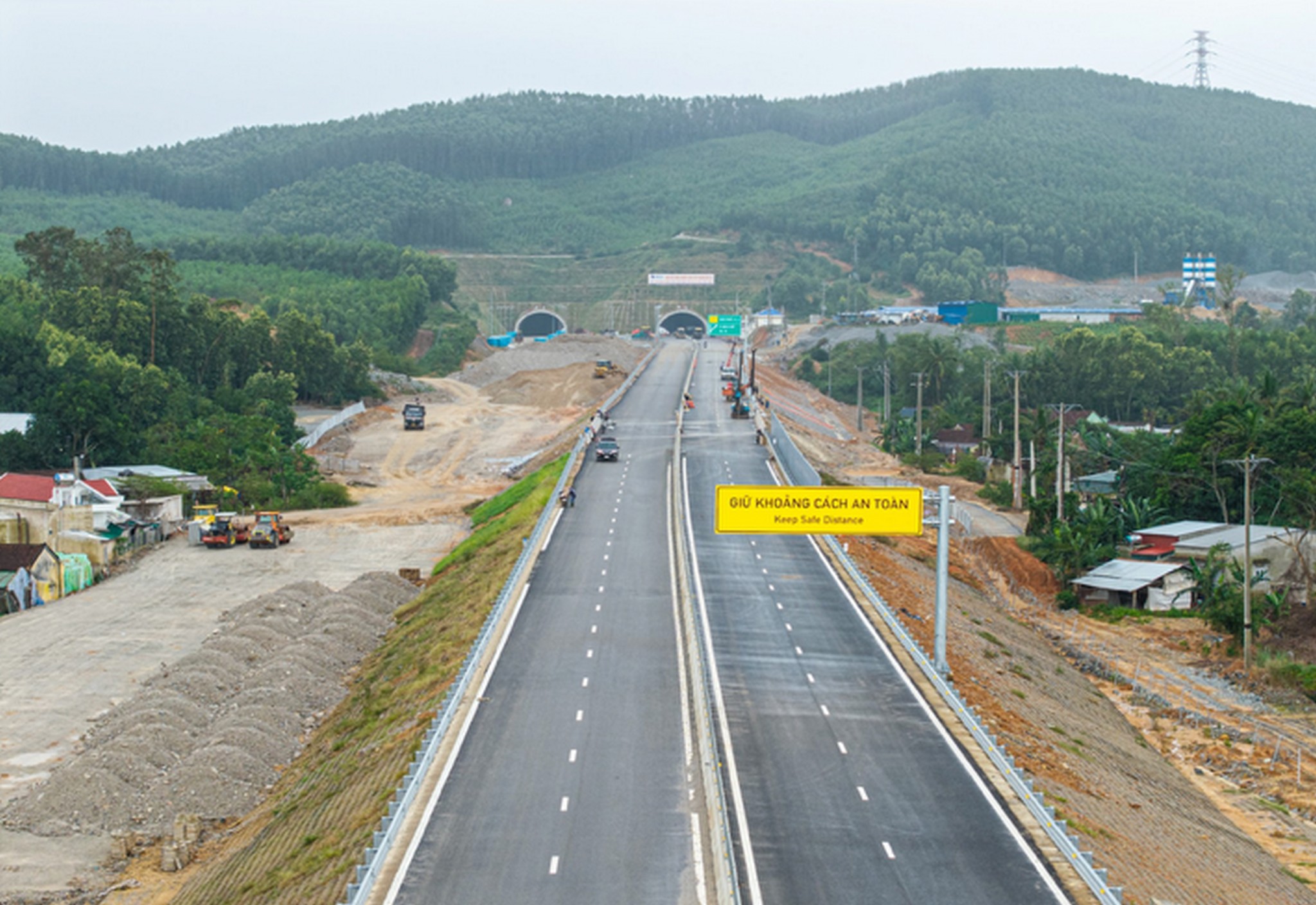 Ngắm cao tốc Quảng Ngãi - Hoài Nhơn trước ngày khánh thành - Ảnh 4.