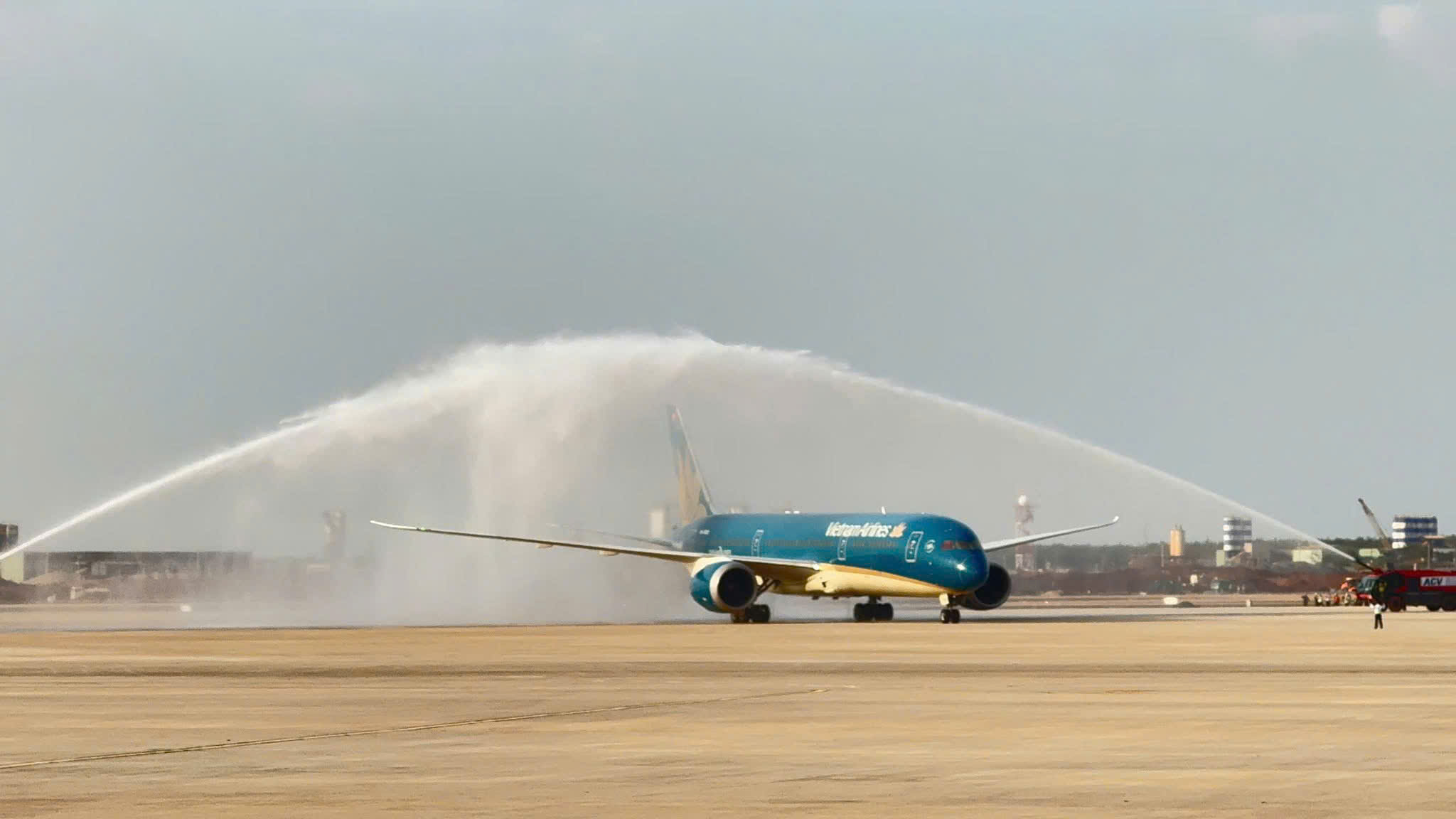 Cận cảnh kiểm soát viên không lưu điều hành chuyến bay lịch sử đầu tiên tại Cảng HKQT Long Thành - Ảnh 9.