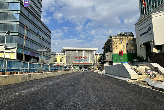 Thu gọn diện tích rào chắn tại các vị trí đang thi công tuyến metro Nhổn - ga Hà Nội - Ảnh 1.