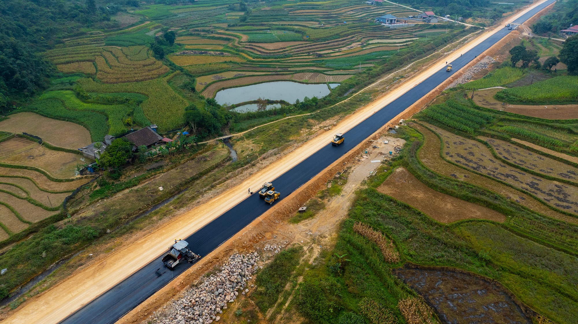 Ngắm toàn cảnh cao tốc Đồng Đăng – Trà Lĩnh trước ngày thông tuyến - Ảnh 1.