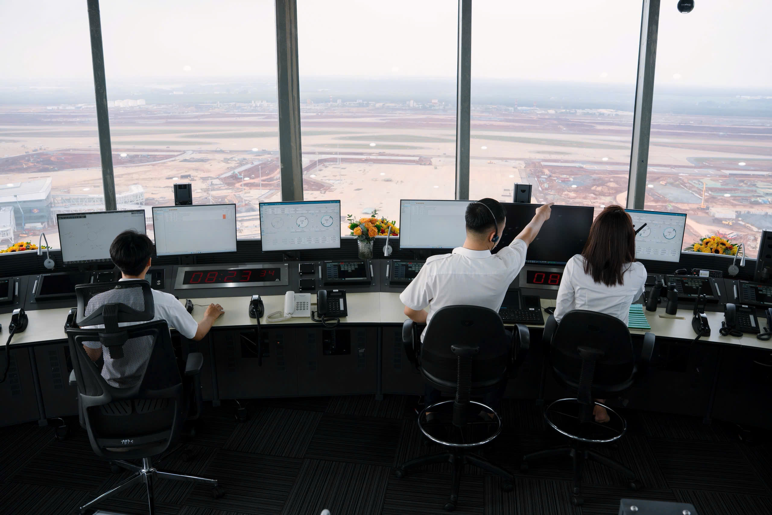 Cận cảnh kiểm soát viên không lưu điều hành chuyến bay lịch sử đầu tiên tại Cảng HKQT Long Thành - Ảnh 13.