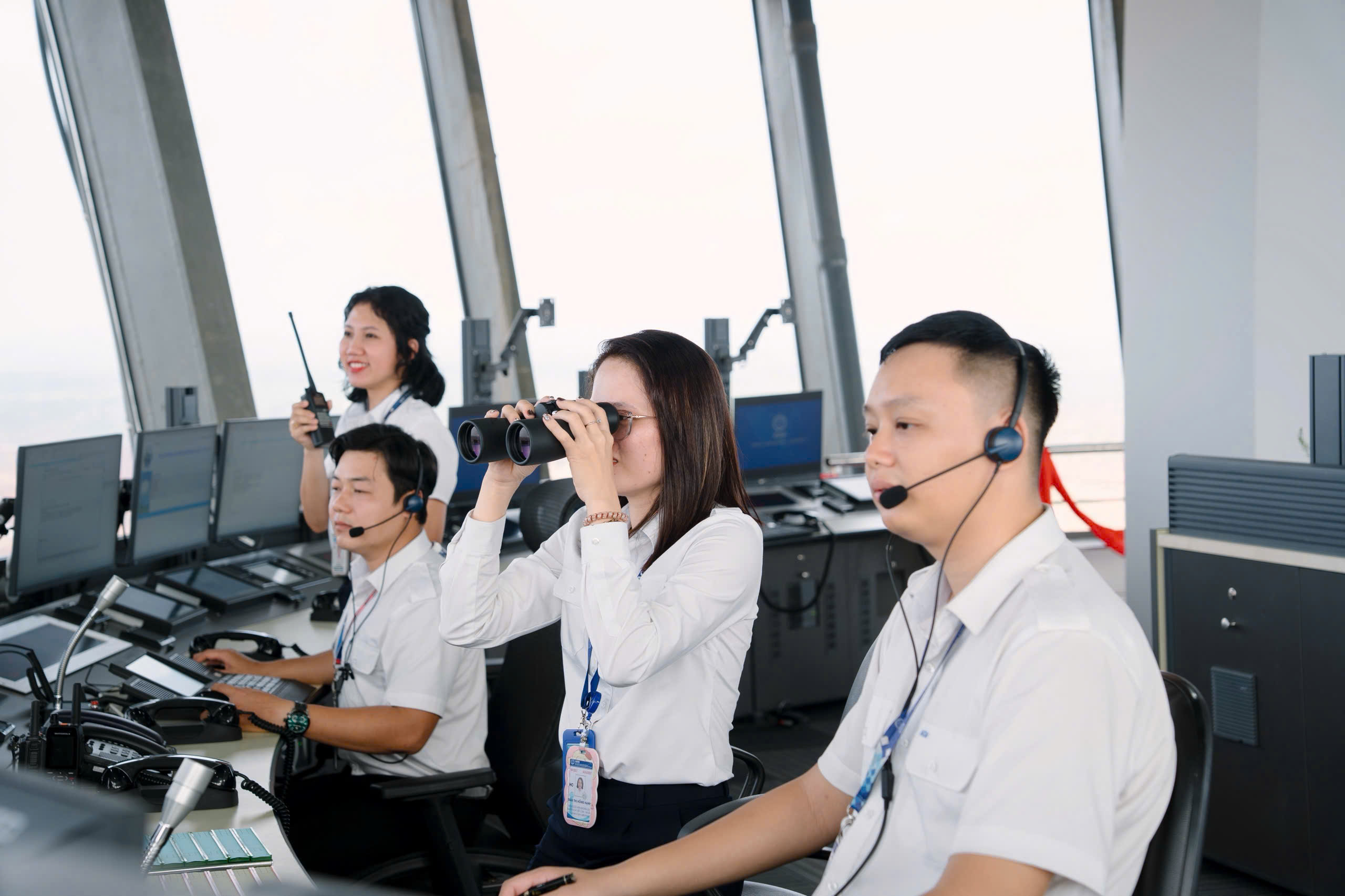 Cận cảnh kiểm soát viên không lưu điều hành chuyến bay lịch sử đầu tiên tại Cảng HKQT Long Thành - Ảnh 4.