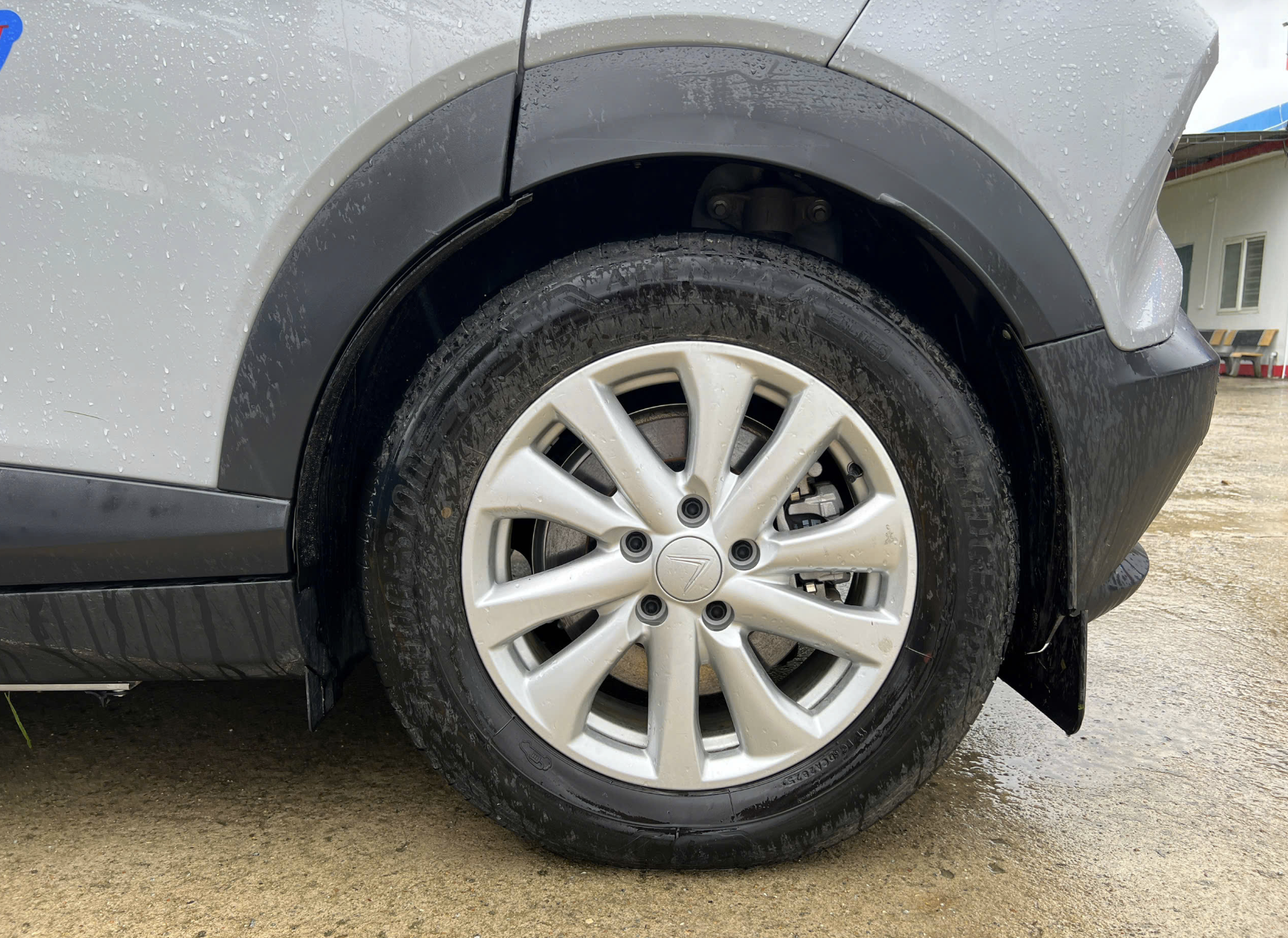 Cách xử lý để ôtô không bị lật khi nổ lốp trên cao tốc