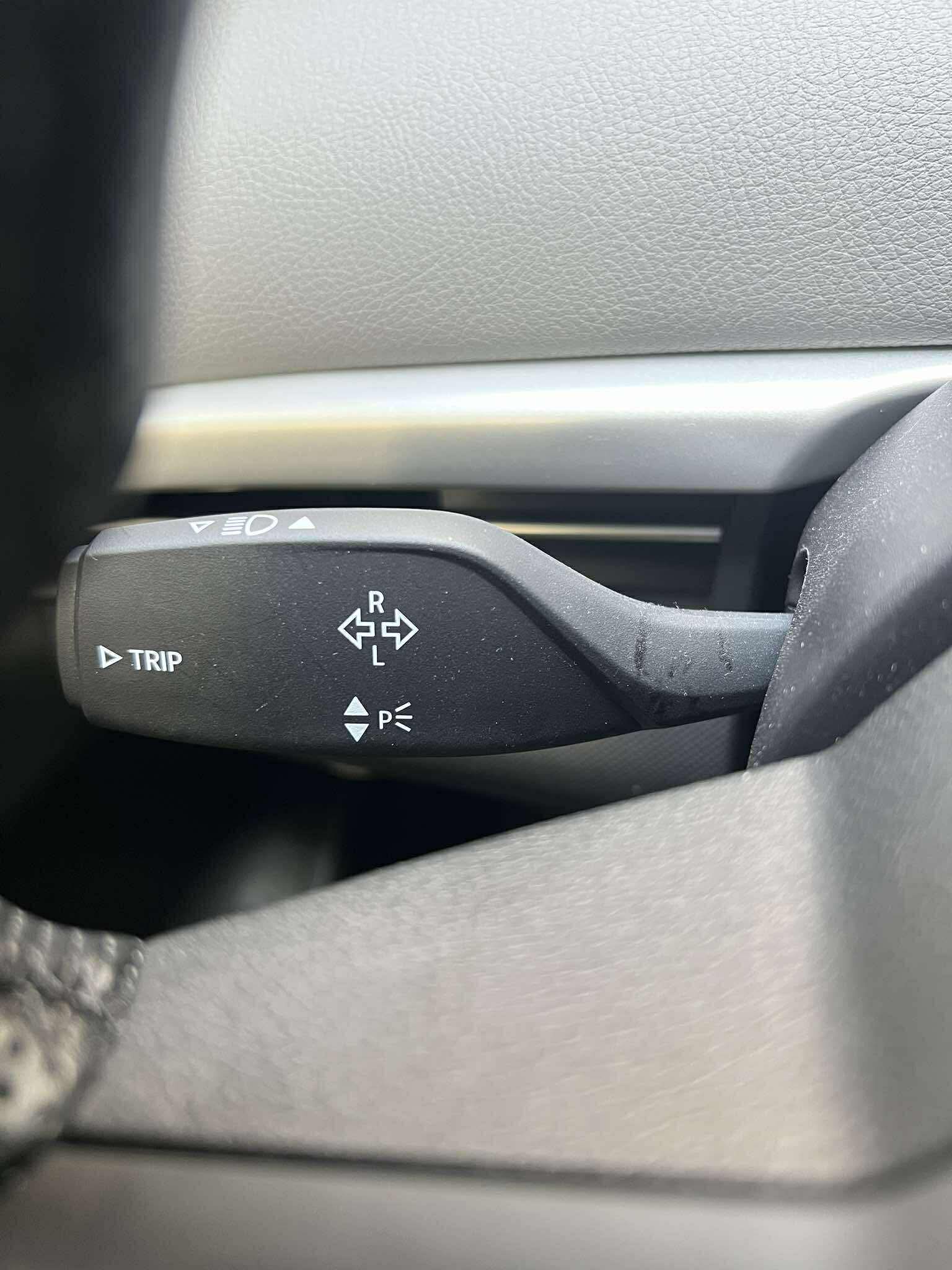 Lưu ý khi sử dụng cần gạt xi-nhan điện tử trên ô tô