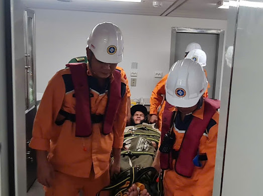 Điều động tàu SAR 631 kịp thời cứu ngư dân gặp nạn trên vùng biển Đà Nẵng - Ảnh 2.