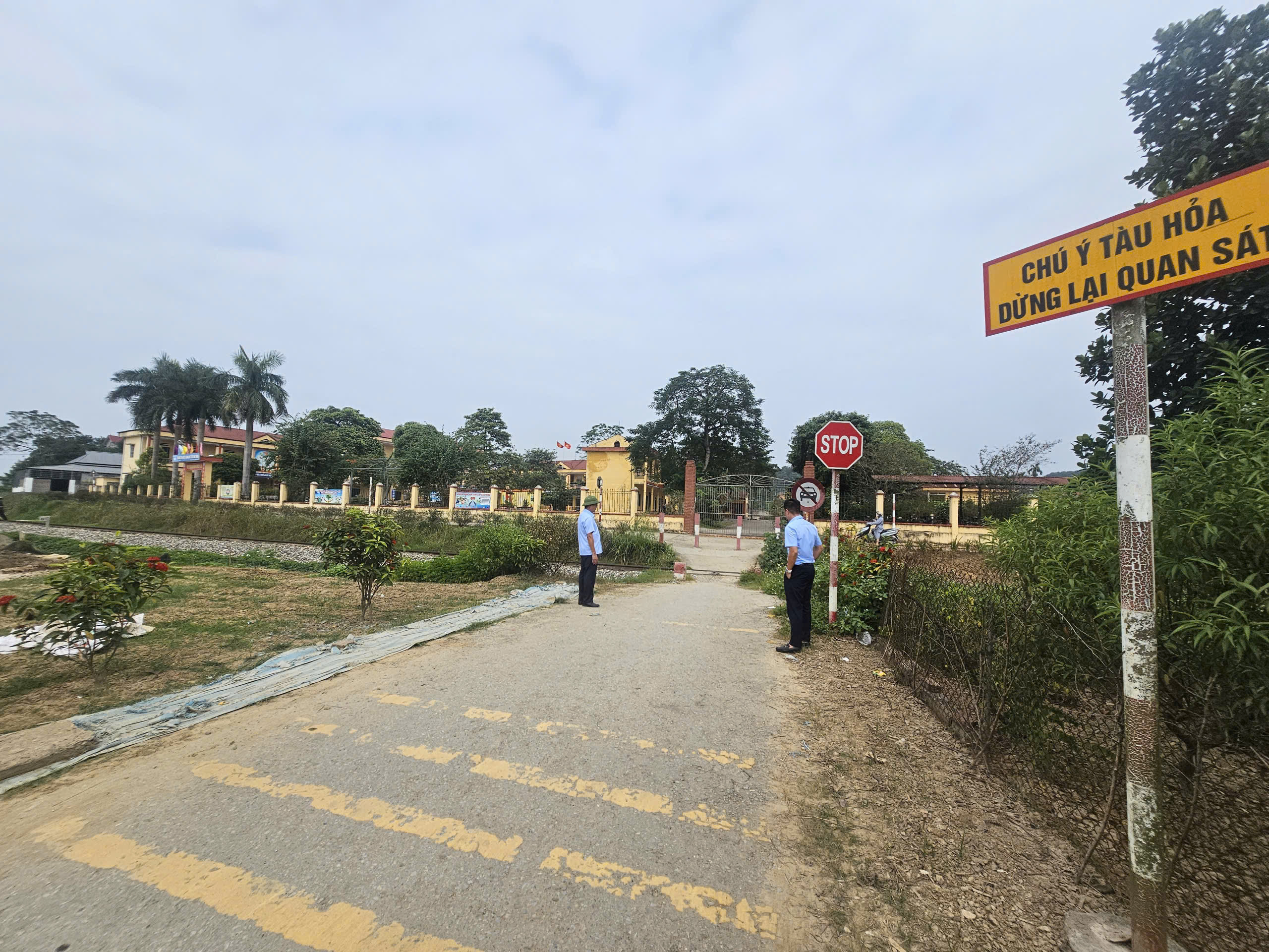 Công ty CP Đường sắt Yên Lào chủ động, tích cực đề xuất giải pháp xóa lối đi tự mở- Ảnh 2.