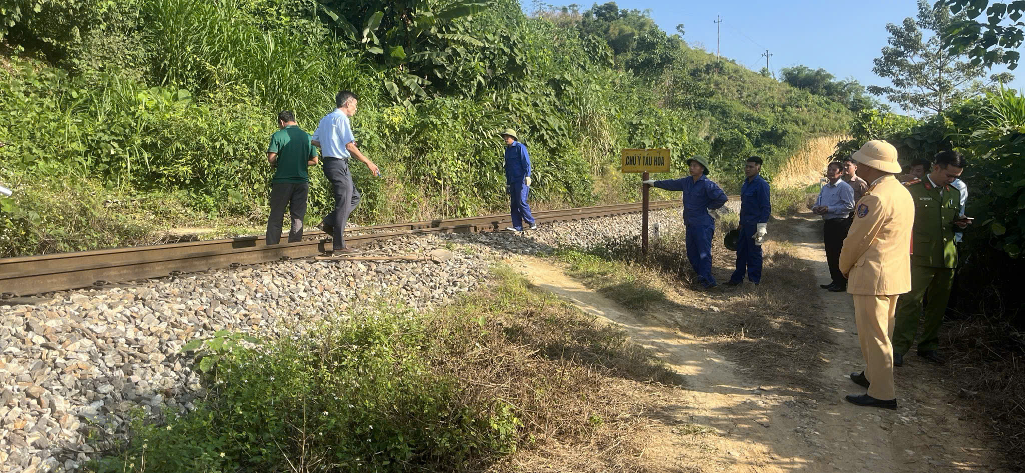 Công ty CP Đường sắt Yên Lào chủ động, tích cực đề xuất giải pháp xóa lối đi tự mở- Ảnh 3.