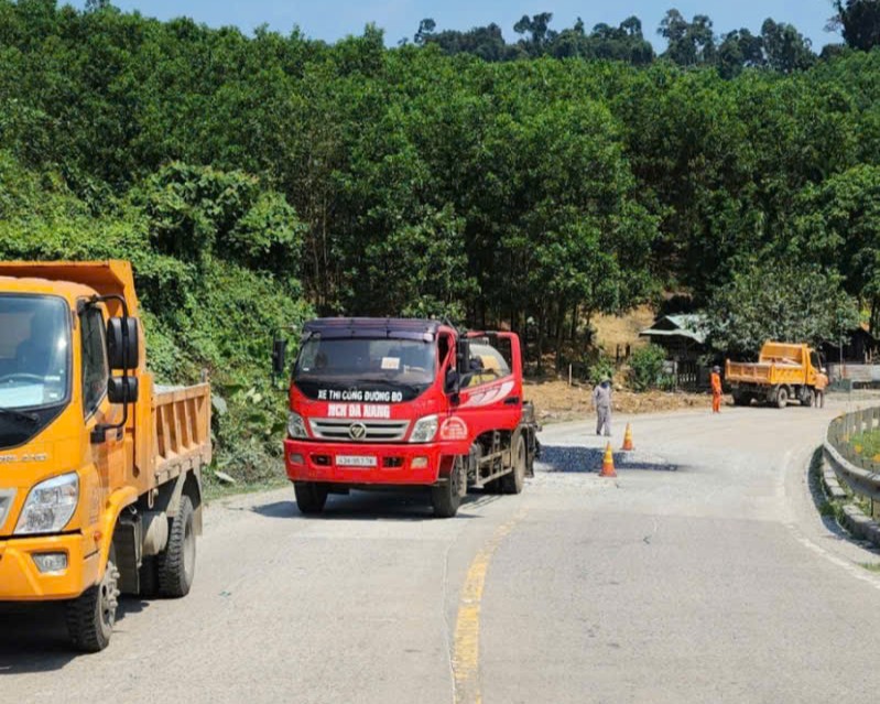 Vá sửa mặt đường, đảm bảo giao thông tuyến Hồ Chí Minh - Ảnh 1.
